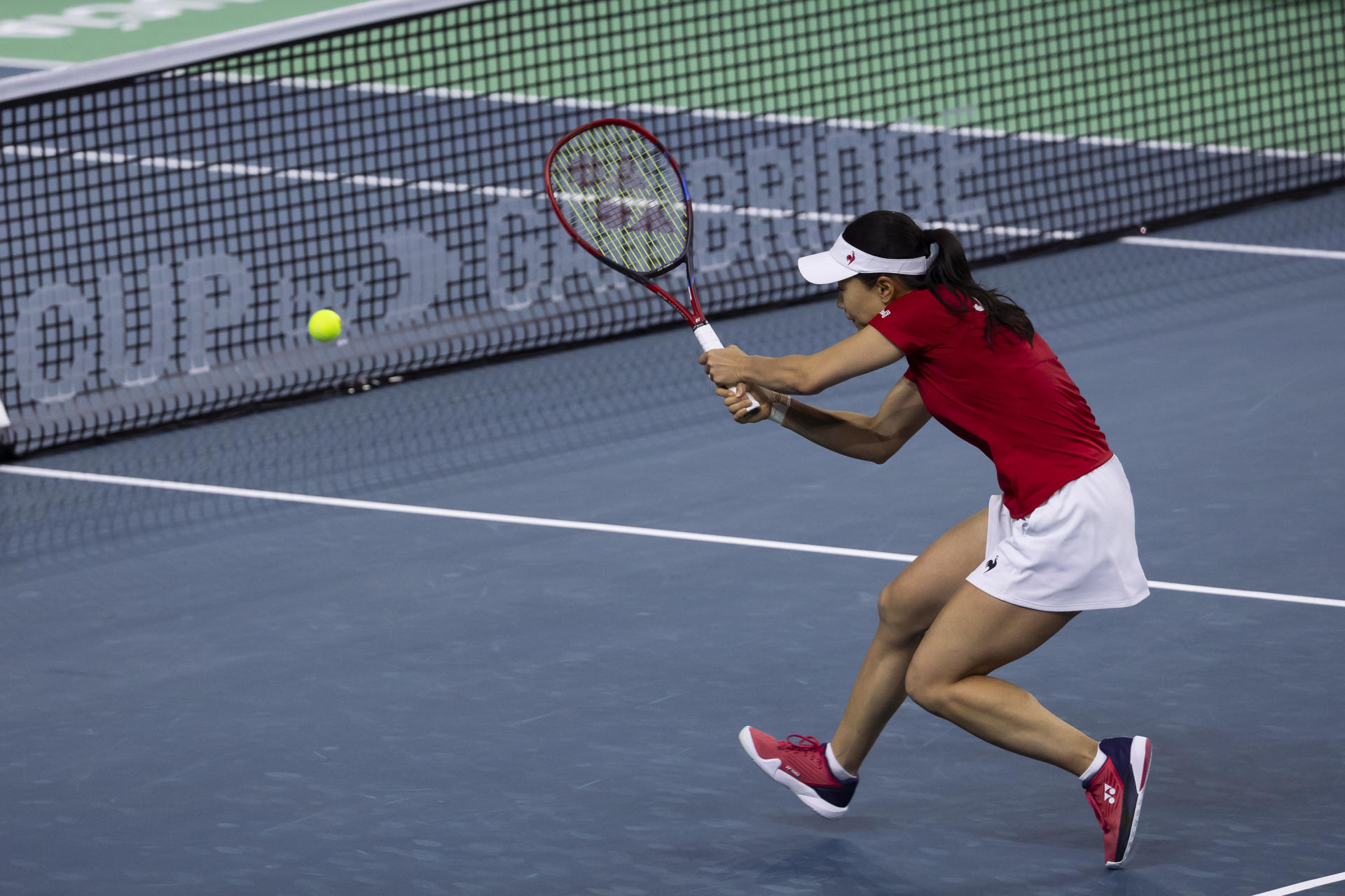 La tenista japonesa Nao Hibino (122 del ránking) durante su partido contra la rumana Ana Bogdan, número 116 del mundo, que superó en dos sets (6-2 y 6-4) a la nipona, en el estreno de la Copa Billie Jean King en Málaga, que dio el primer punto a Rumanía. EFE/Carlos Díaz.
