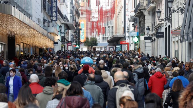 Imagen de archivo de la gente en Madrid. EFE/ Juan Carlos Hidalgo
