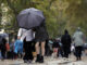 Varias personas se protegen de la lluvia en las Ramblas de Barcelona este lunes. EFE/Toni Albir