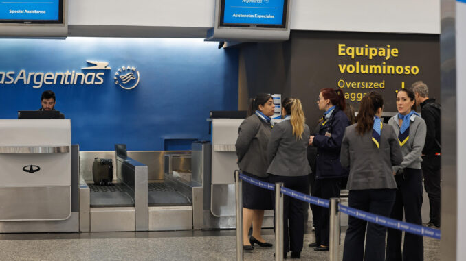 Fotografía del pasado 29 de agosto de trabajadores de aerolíneas argentinas en el aeroparque de la Ciudad de Buenos Aires (Argentina). EFE/ Juan Ignacio Roncoroni
