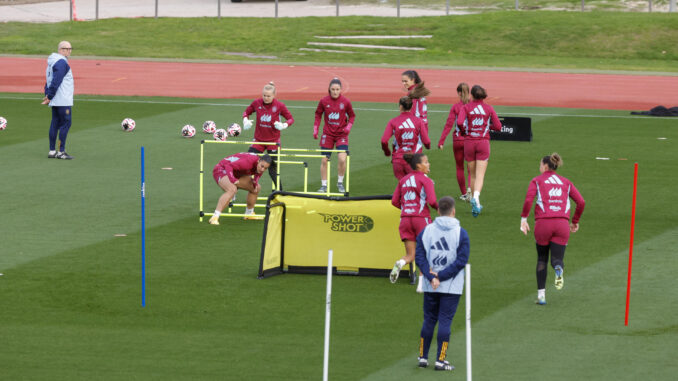 La selección femenina de fútbol se entrena en una sesión abierta al público y solidaria con los afectados por la dana, este martes en Las Rozas (Madrid). EFE/Zipi Aragón
