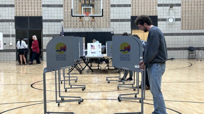 Fotografía de una persona votando durante la jornada electoral del martes en EE.UU. EFE/ Paula Escalada Medrano
