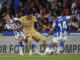 El delantero del FC Barcelona Raphinha (c) trata de controlar un balón ante Take Kubo (d), de la Real Sociedad, durante el partido de Liga de la pasada temporada disputado en el Reale Arena, en San Sebastián. EFE/Javier Etxezarreta