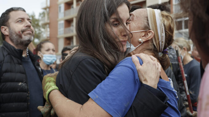 La reina Letizia consuela a una víctima de las inundaciones, durante su visita a Paiporta este domingo. EFE/ Ana Escobar
