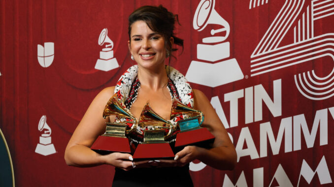 Imagen de la semana pasada de la cantante hispanoargentina Nathy Peluso, posando con sus tres premios en la alfombra roja de la 25 entrega anual de los Premios Latin Grammy. EFE/ Octavio Guzmán
