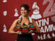 Imagen de la semana pasada de la cantante hispanoargentina Nathy Peluso, posando con sus tres premios en la alfombra roja de la 25 entrega anual de los Premios Latin Grammy. EFE/ Octavio Guzmán