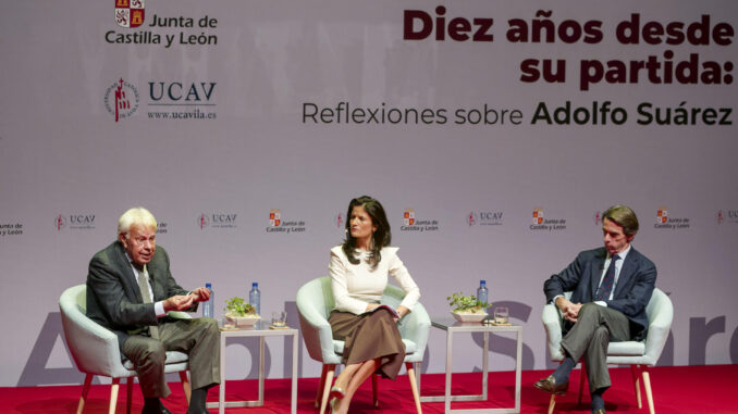 Los expresidentes del Gobierno, Felipe González (i) y José María Aznar (d), junto a la moderadora, Patricia Carrera, durante la jornada "Diez años desde su partida: reflexiones sobre Adolfo Suárez" organizada por la UCAV y la Junta de Castilla y León hoy en Ávila.
