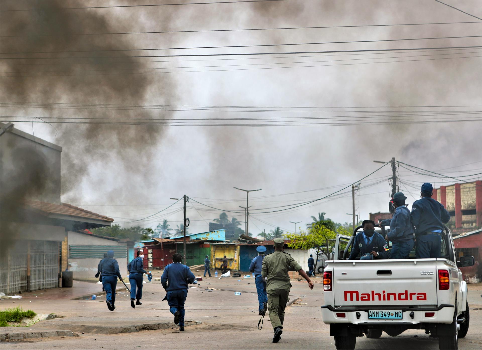 La policía intenta recuperar bienes robados después de que los manifestantes asaltaran un supermercado durante una huelga convocada por el Partido Optimista para el Desarrollo de Mozambique (Podemos) en Maputo, Mozambique, el 07 de noviembre de 2024. Según el Consejo Constitucional, el Partido Optimista para el Desarrollo de Mozambique (Podemos) ocupó el segundo lugar con el 20 por ciento de los votos en las elecciones generales que se celebraron el 09 de octubre de 2024. Los resultados de las elecciones, anunciados el 24 de octubre de 2024 por el Consejo Constitucional, no fueron reconocidos por el partido Podemos.  (Protests) EFE/EPA/LUISA NHANTUMBO
