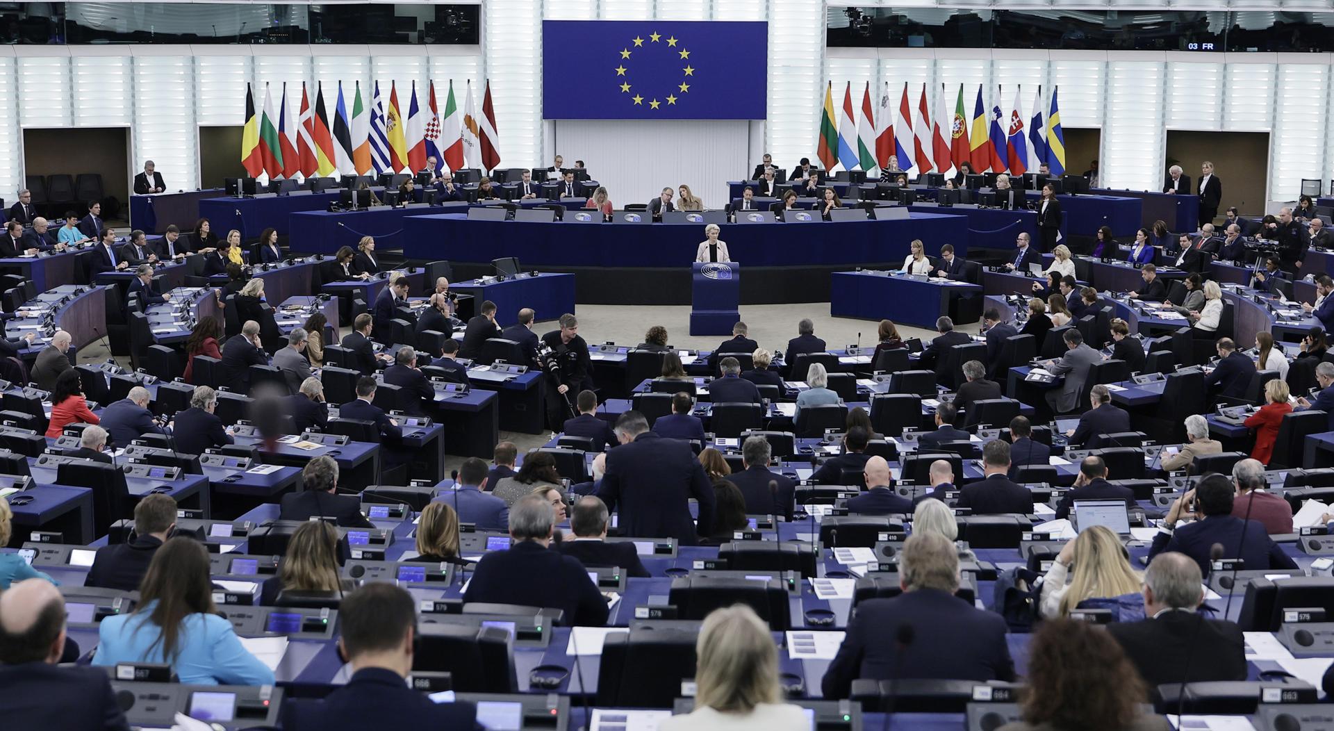 La presidenta de la Comisión Europea, Ursula von der Leyen, ante el Parlamento Europeo. EFE/EPA/RONALD WITTEK
