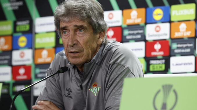 El entrenador del Real Betis , Manuel Pellegrini, durante la rueda de prensa este miércoles en el estadio Benito Villamarín de Sevilla donde mañana juegan ante el NK Celje en el tercer partido de la liguilla de la Liga Conferencia. EFE/ Julio Muñoz
