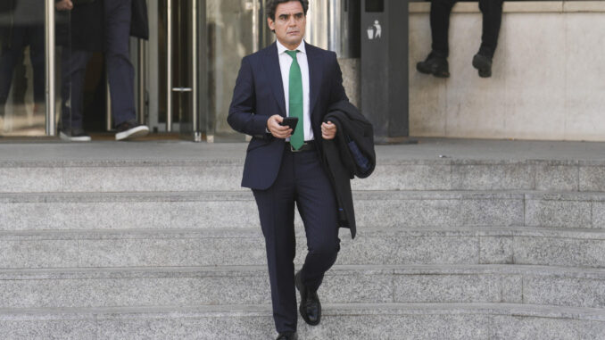 El directivo del Instituto de Empresa Juan José Güemes, a su salida de los juzgados de la Plaza de Castilla este lunes, donde fue citado como testigo por el juez Juan Carlos Peinado.-EFE/ Borja Sanchez-Trillo
