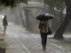 Fotografía de archivo de una mujer que se resguarda de la lluvia bajo un paraguas el pasado 29 de octubre en Málaga. EFE/Jorge Zapata.