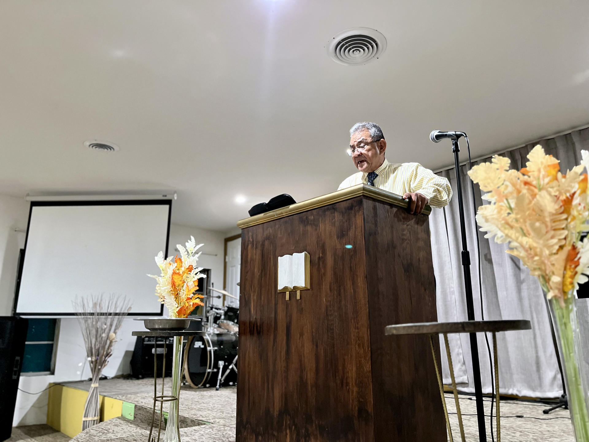 El pastor Rubén Grijalva da un sermón el miércoles 23 de octubre de 2024 en la iglesia evangélica que lidera, al nordeste de Houston, Texas (EE.UU.). En un austero edificio blanco al noreste de Houston (Texas), con suelo de concreto y sin aire acondicionado, el pastor Rubén Grijalva habla sobre Babilonia y las penurias que los judíos exiliados pasaron allí en los tiempos antes de Cristo. EFE/Alejandra Arredondo
