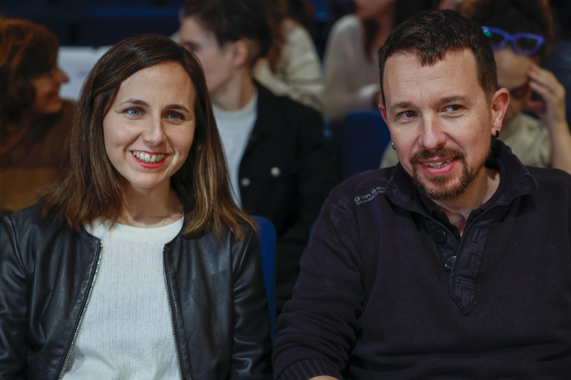 La secretaria general de Podemos, Ione Belarra (i), junto al ex vicepresidente del Gobierno Pablo Iglesias (d), asisten a la presentación del libro de la exministra y eurodiputada de Podemos Irene Montero, "Algo habremos hecho", este lunes en Madrid. EFE/ Juanjo Martín
