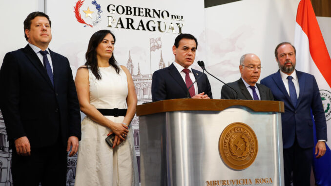 Desde la izquierda, Javier Giménez, ministro de Industria y Comercio de Paraguay; Claudia Centurión, ministra de Obras Públicas; Rubén Ramírez Lezcano, canciller de Paraguay; Mauro Vieira, canciller de Brasil, y Alexandre Silveira de Oliveira, ministro de Minas y Energía de Brasil, participan durante una conferencia de prensa, este jueves en la Residencia Presidencial, en Asunción (Paraguay). EFE/ Juan Pablo Pino
