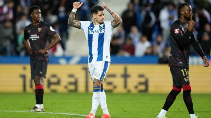 El delantero del Leganés Miguel de la Fuente (c), durante el partido de LaLiga que UD Leganés y Sevilla FC han disputado en el estadio de Butarque. EFE/Borja Sánchez-Trillo
