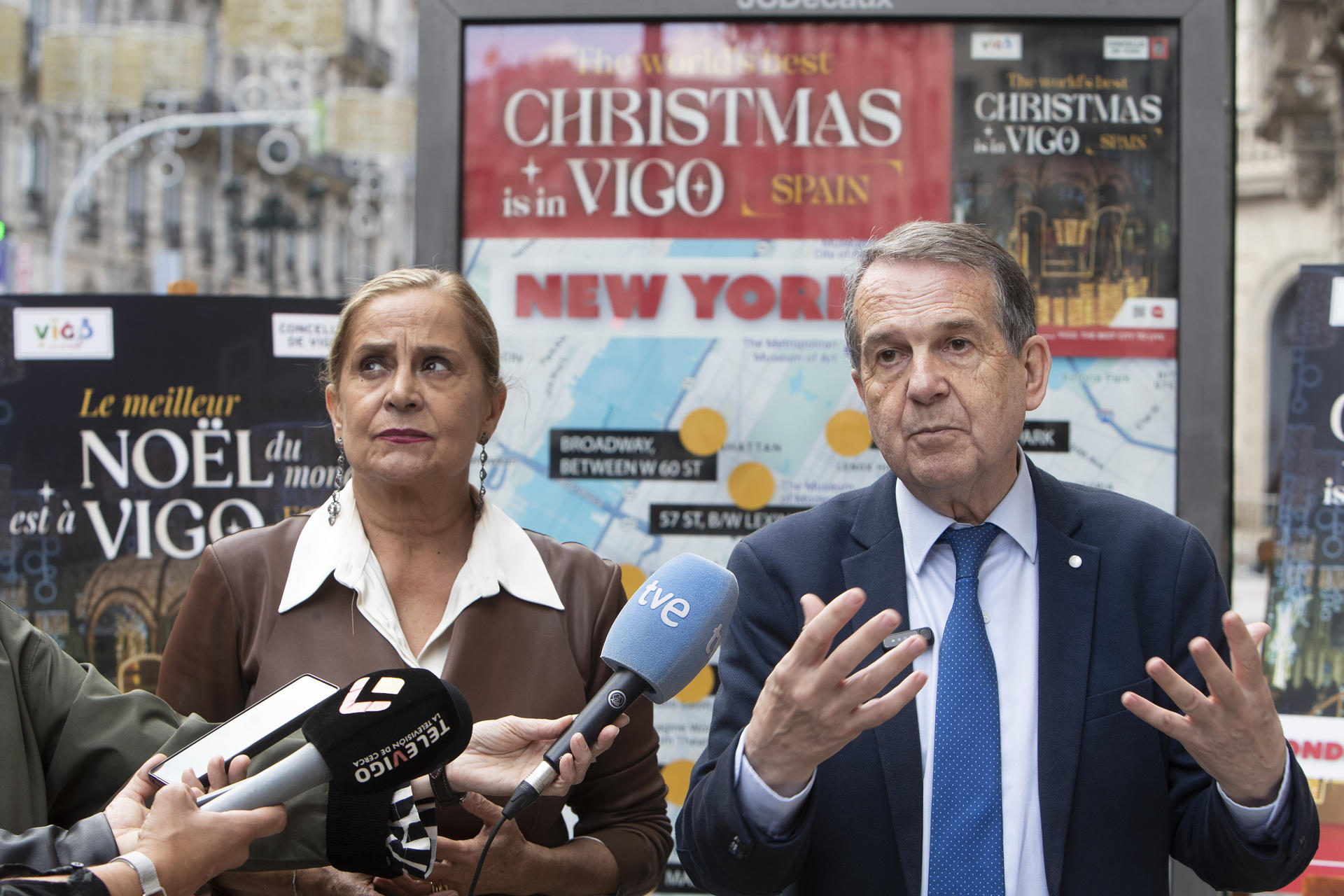 El alcalde de Vigo Abel Caballero junto a la senadora Carmela Silva presenta los mutis que se colocarán en las principales ciudades del mundo y anuncia que el encendido de la Navidad en Vigo se producirá el 16 de noviembre a las 20.00h. EFE / Salvador Sas
