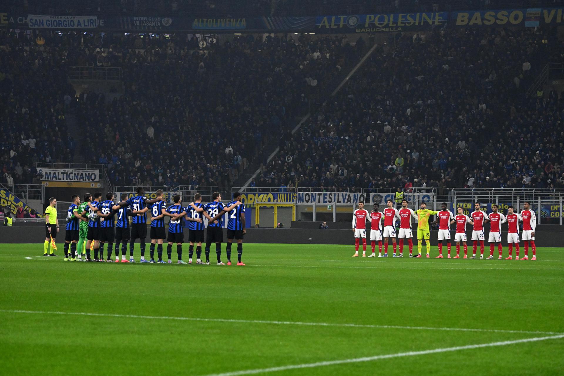 Minuto de silencio antes del patido de la UEFA Champions League que han jugado Inter y Arsenal FC en el Giuseppe Meazza stadium de Milan, Italia. EFE/EPA/NICOLA MARFISI
