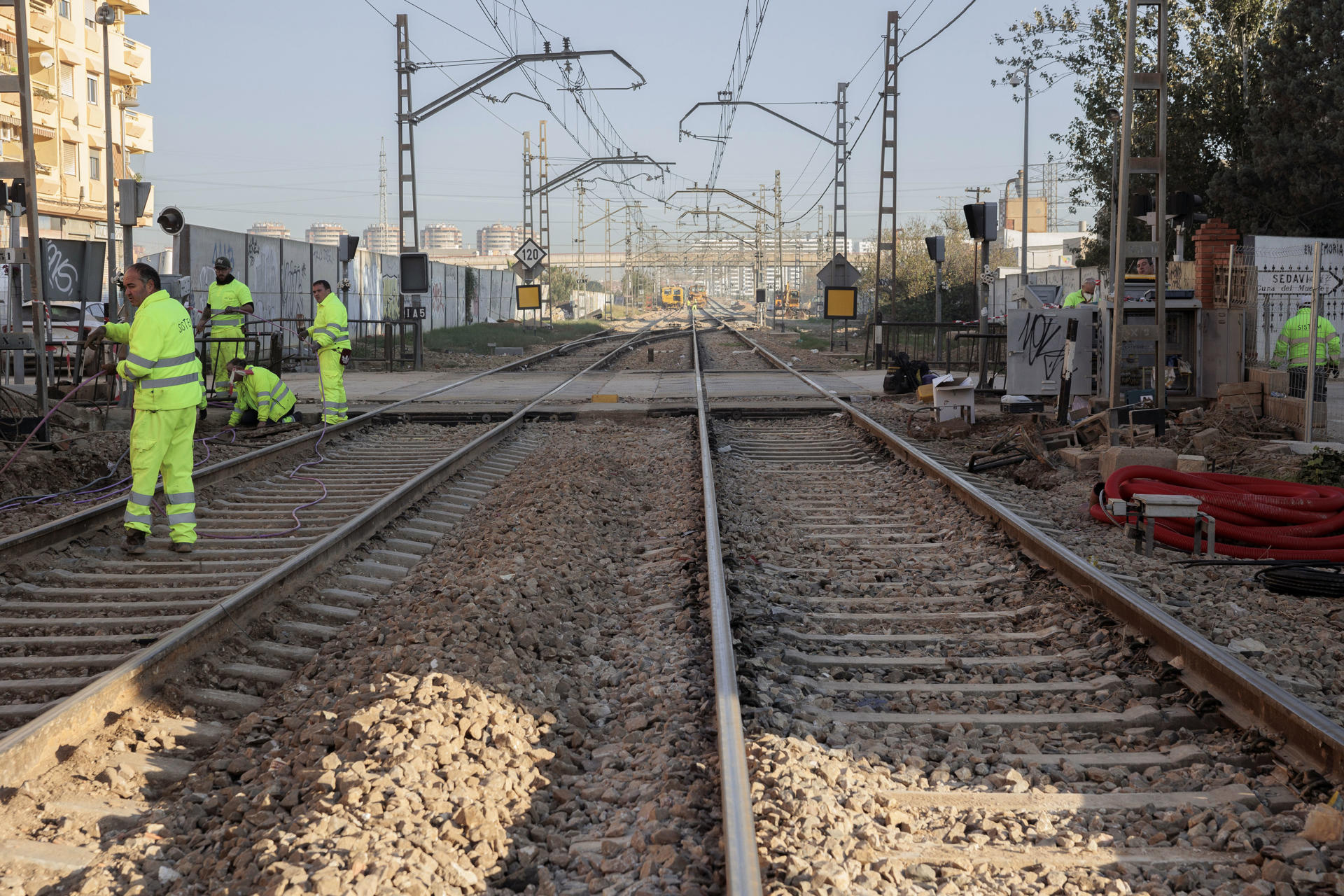 Trabajadores reparan este 27 de noviembre las vías férreas en Sedaví en las que vehículos y enseres se amontonaban un día después de la dana. Se cumple un mes de la dana que devastó la provincia de Valencia y tras aquel 29 de octubre quedan para el análisis distintas claves para entender su repercusión en distintos ámbitos, desde el político y su imparable cruce de acusaciones sobre la gestión de esos días hasta el económico, el social, el humanitario, el medioambiental, el cultural o el judicial. EFE/ Biel Aliño
