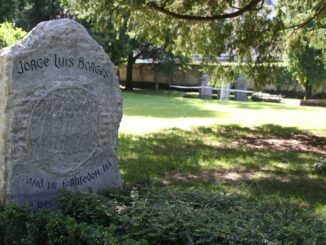 Fotografía de archivo de la tumba del escritor argentino Jorge Luis Borges (1899-1986) en el cementerio de Plainpalais, en Ginebra. EFE/Isabel Saco