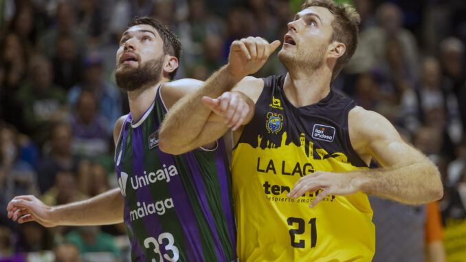 El jugador del Unicaja Killian Tillie (i) lucha por un rebote con Tim Abromaitis, del Tenerife, durante el partido de la Liga Endesa que Unicaja y La Laguna Tenerife disputaron en el Palacio de los Deportes José María Martín Carpena, en Málaga. EFE/Álvaro Cabrera
