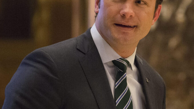 Fotografía de archivo del 15 de diciembre de 2016 de Pete Hegseth a su llegada a la Trump Tower para reunirse con el entonces presidente electo de Estados Unidos, Donald Trump, en Nueva York (Estados Unidos). El presidente electo de EE.UU., Donald Trump, anunció este martes la nominación del veterano de guerra y presentador de la cadena Fox Pete Hegseth como nuevo secretario de Defensa. EFE/ Albin Lohr-jones
