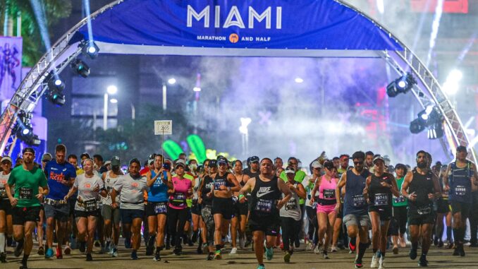 Fotografía de archivo del 6 de febrero de 2022 de corredores durante la salida del Maratón y Medio Maratón Life Time de Miami, Florida (EE.UU.). EFE/ Giorgio Viera ARCHIVO
