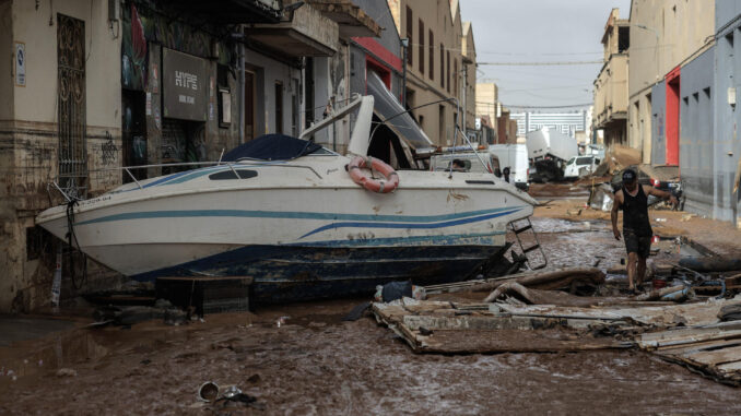 Un barco varado en una calle de Sedaví el 30 de octubre, un día después del paso de la dana. Se cumple un mes de la dana que devastó la provincia de Valencia y tras aquel 29 de octubre quedan para el análisis distintas claves para entender su repercusión en distintos ámbitos, desde el político y su imparable cruce de acusaciones sobre la gestión de esos días hasta el económico, el social, el humanitario, el medioambiental, el cultural o el judicial. EFE/ Biel Aliño
