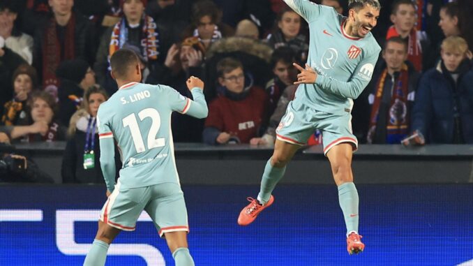 El jugador del Atletico Madrid Angel Correa (d) celebra el 5-0 durante el partido de la UEFA Champions League que ha  jugado Sprta de Praga y Atlético de Madrid en Praga, República Checa. EFE/EPA/MARTIN DIVISEK
