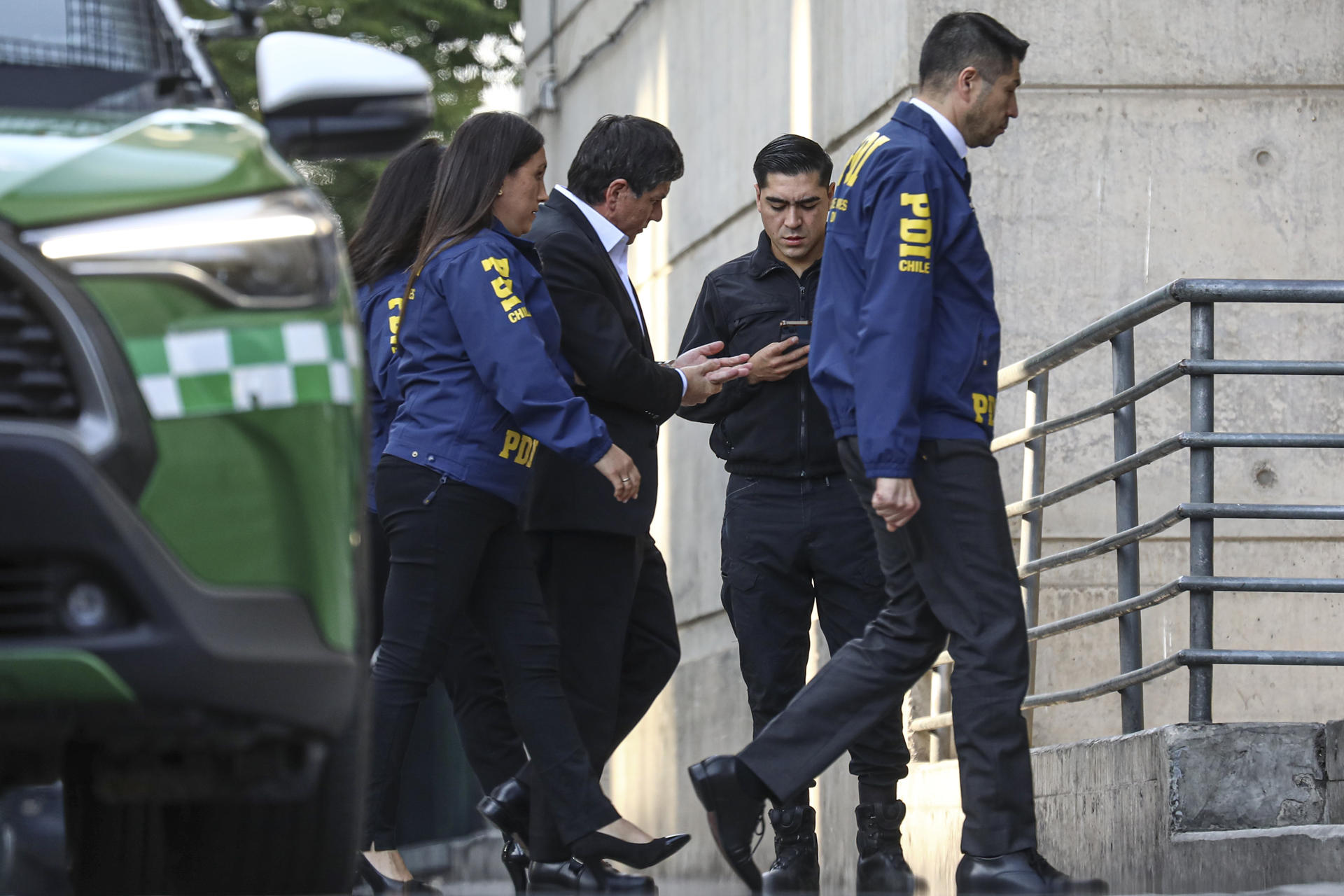 El exsubsecretario chileno de Interior Manuel Monsalve (c) asiste a una audiencia en su contra este viernes en Santiago (Chile). Monsalve uno de los hombre con más poder del país, fue acusado formalmente de sendos delitos de violación y abuso sexual en una audiencia que fue pública hasta el alegato de la Fiscalía y que proseguirá a puerta cerrada para proteger la presunción de inocencia y evitar la revictimización de la mujer que lo denunció hace un mes. EFE/ STR
