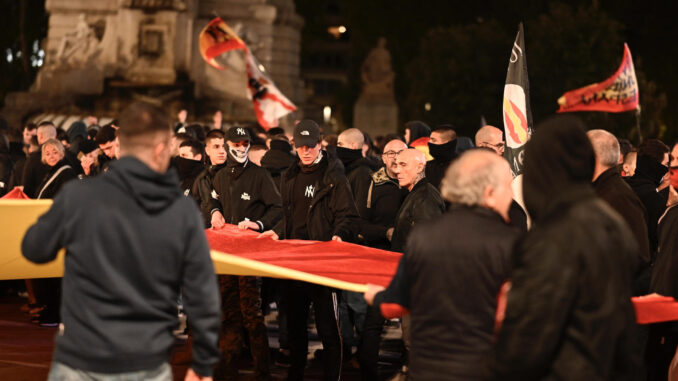 Más de 200 personas este sábado en Madrid desde la plaza de España hacia la sede federal del PSOE, en la calle Ferraz, en protesta por la política del Gobierno cuando se cumple un año de las concentraciones en ese mismo lugar contra la ley de amnistía. EFE/Víctor Lerena
