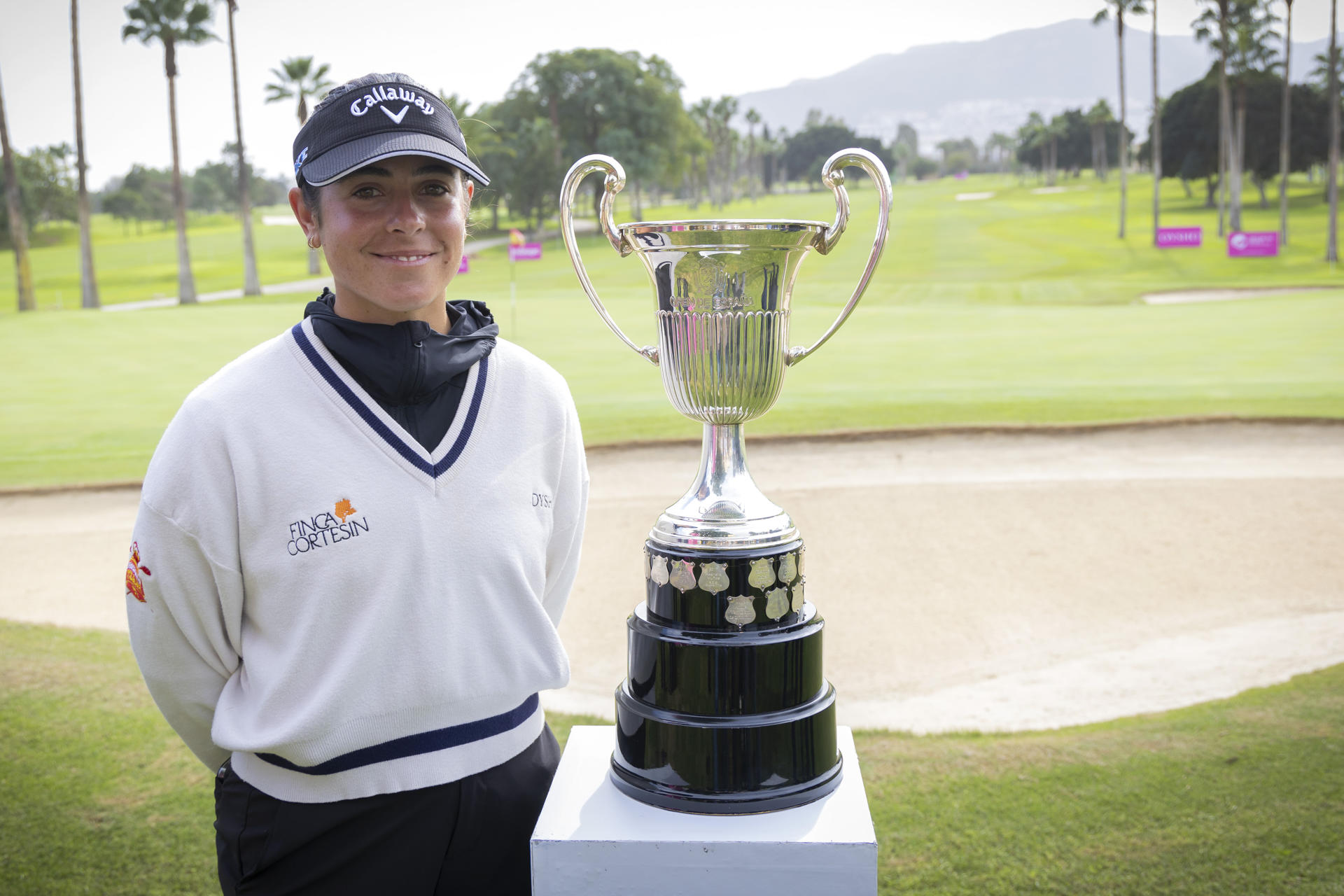 La actual campeona de España de golf Ana Peláez posa con el trofeo durante la presentación del Open de España Andalucía Costa del Sol de golf que se disputará en el campo del Real Guadalhorce Club de Golf, del 28 de noviembre al 1 de diciembre. Será la última prueba del Ladies European Tour y reunirá a las 64 mejores jugadoras del ranking más 11 invitadas . EFE/Álvaro Cabrera
