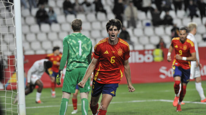 El jugador de España Javi Guerra celebra un gol durante el partido de fútbol amistoso de categoría sub 21 entre España y Dinamarca, este martes en el estadio Carlos Belmonte de Albacete. EFE/ Manu
