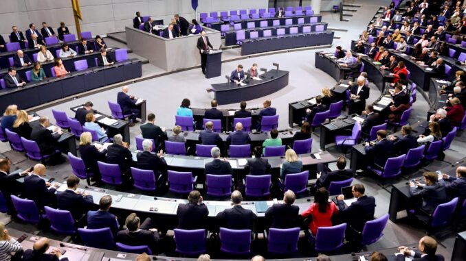 Vista general de la sesión del Parlamento alemán, en Berlín, el 7 de noviembre de 2024.EFE/EPA/HANNIBAL HANSCHKE
