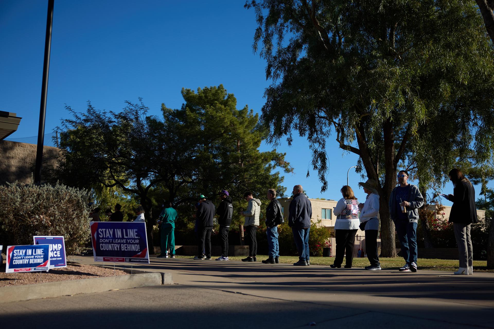 Las personas hacen fila para emitir su voto el Día de las Elecciones en Scottsdale, Arizona, EE. UU., el 05 de noviembre de 2024. EFE/EPA/Allison Dinner
