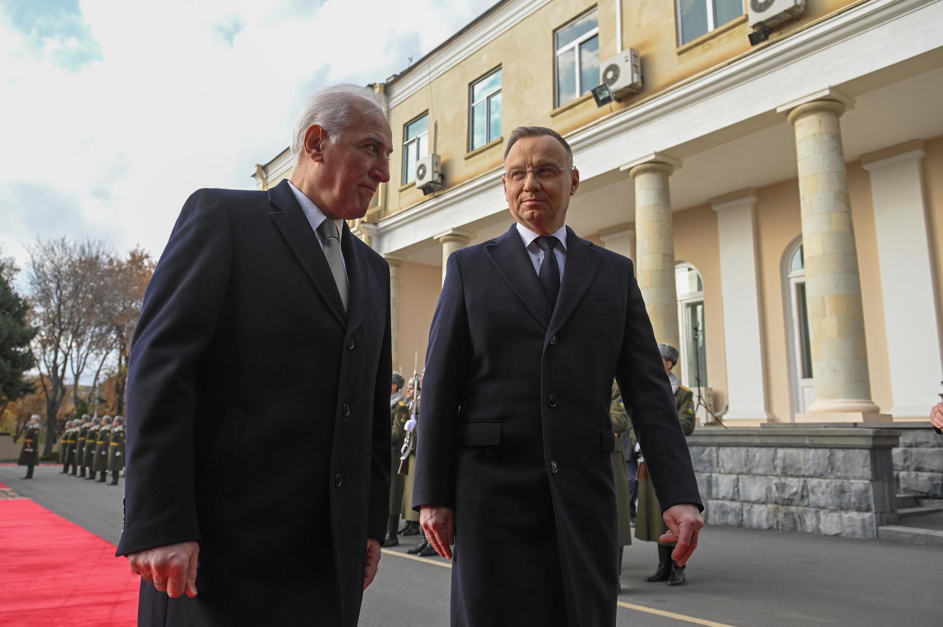 El presidente armenio Vahagn Khachaturyan (izquierda) y el presidente polaco Andrzej Duda (derecha) asisten a una ceremonia de bienvenida oficial antes de su reunión en el Palacio Presidencial en Ereván, Armenia, el 26 de noviembre de 2024. (Polonia) EFE/EPA/MARCIN OBARA POLONIA FUERA
