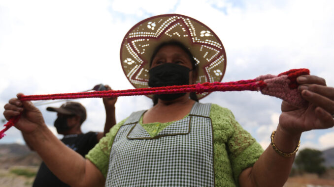 Una mujer muestra una onda o 'Waraka' durante un entrenamiento en Parotani (Bolivia). EFE/ Luis Gandarillas
