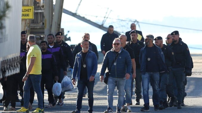 Un grupo de migrantes (L) interceptados en aguas internacionales alrededor de Italia, desembarcan en el buque de la Armada Italiana Libra en Shengjin, Albania, el 08 de noviembre de 2024. Italia ha enviado un grupo de 8 migrantes a Albania, después de que un grupo anterior fuera rechazado en octubre por no pasar el proceso de verificación, en un plan destinado a disuadir los peligrosos cruces marítimos al procesar las solicitudes de asilo fuera de la UE. La iniciativa enfrentó reveses legales después de que los tribunales italianos dictaminaran que los migrantes no podían ser retenidos en Albania debido a preocupaciones sobre su estatus legal. En respuesta, el gobierno italiano ajustó el marco legal, esperando que esto fortaleciera la política, que permite alojar temporalmente a hasta 3,000 hombres no vulnerables en instalaciones gestionadas por Italia en Albania. (Italia) EFE/EPA/MALTON DIBRA
