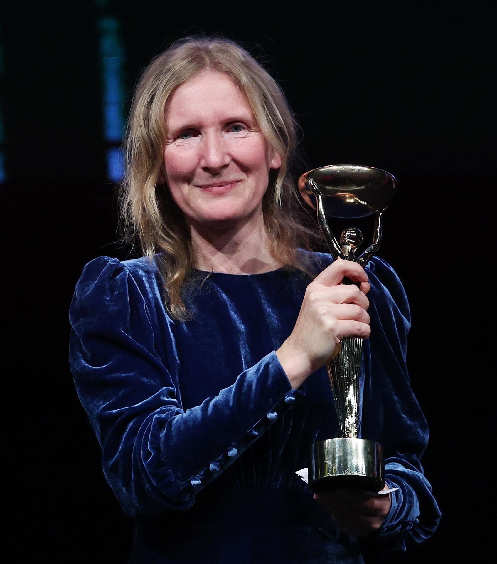 La novelista británica Samantha Harvey, autora del libro 'Orbital', gana el Premio Booker 2024 en Londres, Reino Unido. EFE/ANDY RAIN
