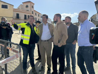 El vicepresidente de Castilla la Mancha, José Manuel Caballero  (c) visita la zona afectada por la DANA en Letur. El operativo de búsqueda de las dos personas que siguen desaparecidas en Letur (Albacete) desde la riada del 29 de octubre se ha reanudado en la mañana de este miércoles, y ha intensificado las labores en la zona donde el martes aparecieron dos de los cuerpos. EFE/ Miguel Andújar