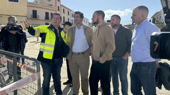 El vicepresidente de Castilla la Mancha, José Manuel Caballero  (c) visita la zona afectada por la DANA en Letur. El operativo de búsqueda de las dos personas que siguen desaparecidas en Letur (Albacete) desde la riada del 29 de octubre se ha reanudado en la mañana de este miércoles, y ha intensificado las labores en la zona donde el martes aparecieron dos de los cuerpos. EFE/ Miguel Andújar
