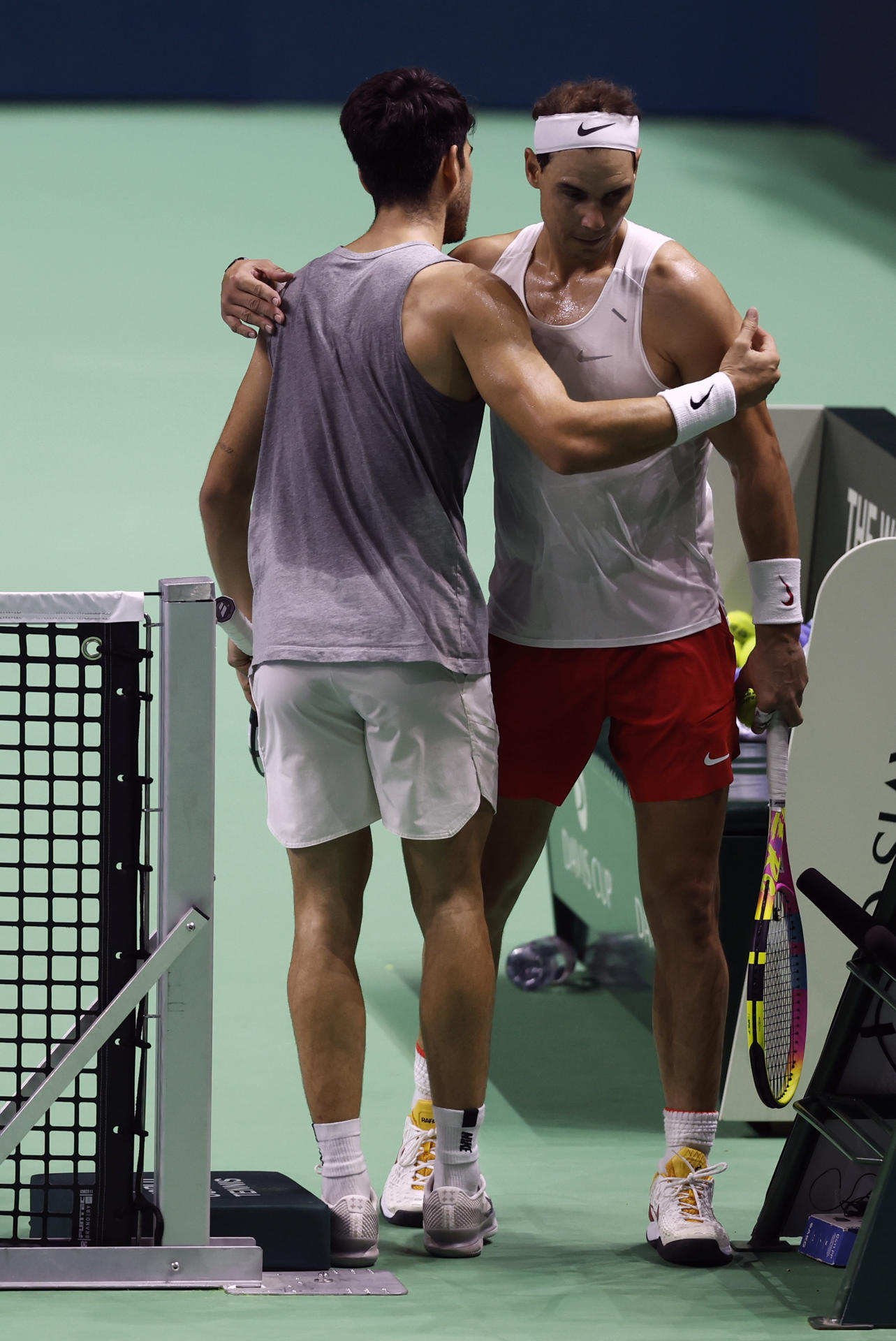 Los tenistas españoles Carlos Alcaraz (i) y Rafa Nadal se saludan tras el entrenamiento previo a las finales de Copa Davis, este lunes en Málaga. EFE/Jorge Zapata
