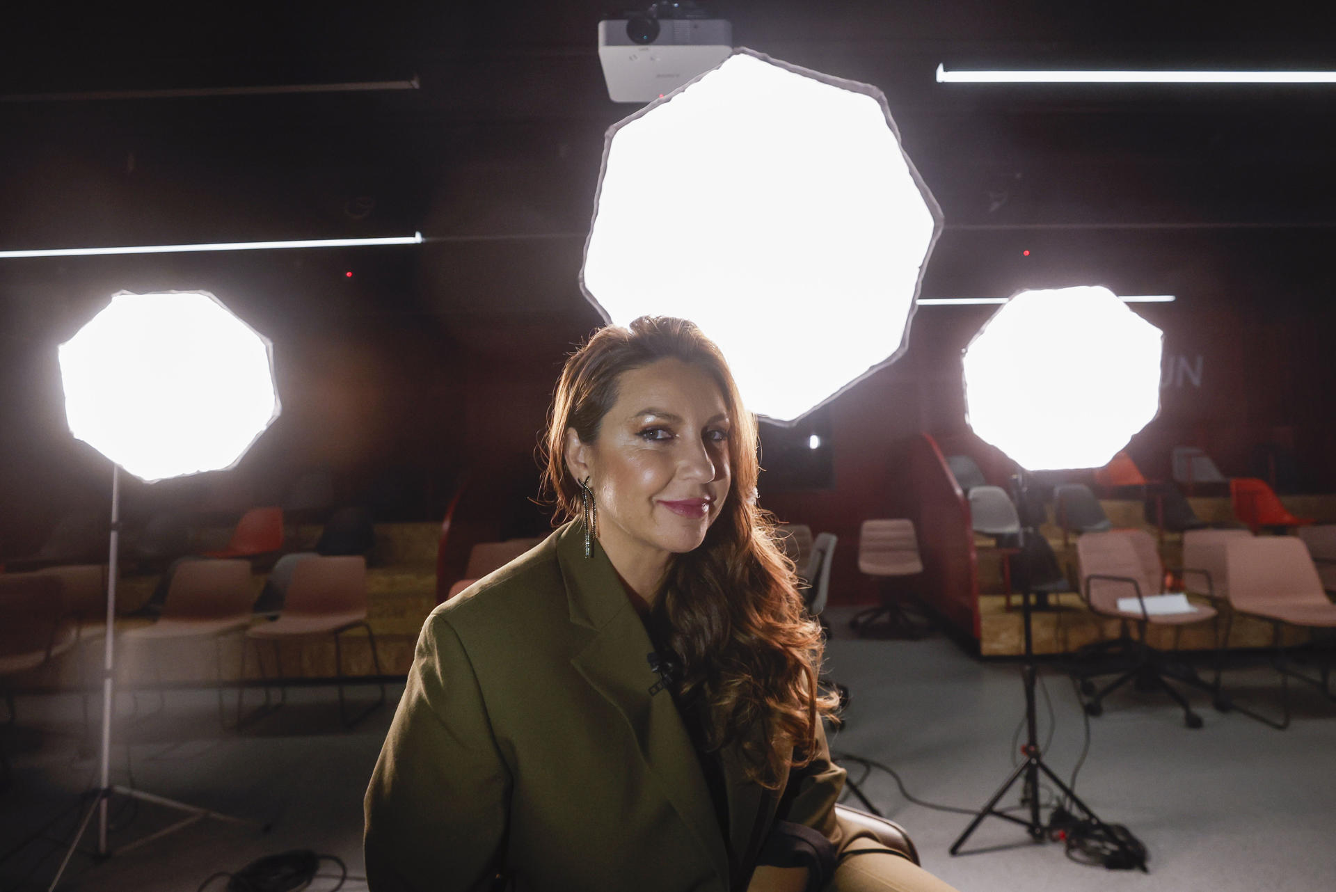 "Poder cantar canciones que he escuchado toda la vida y darles una vuelta para que brillen de una forma diferente ha sido maravilloso", cuenta a EFE la artista Niña Pastori ante un disco que pone a la Navidad su toque flamenco. EFE/Javier Lizón
