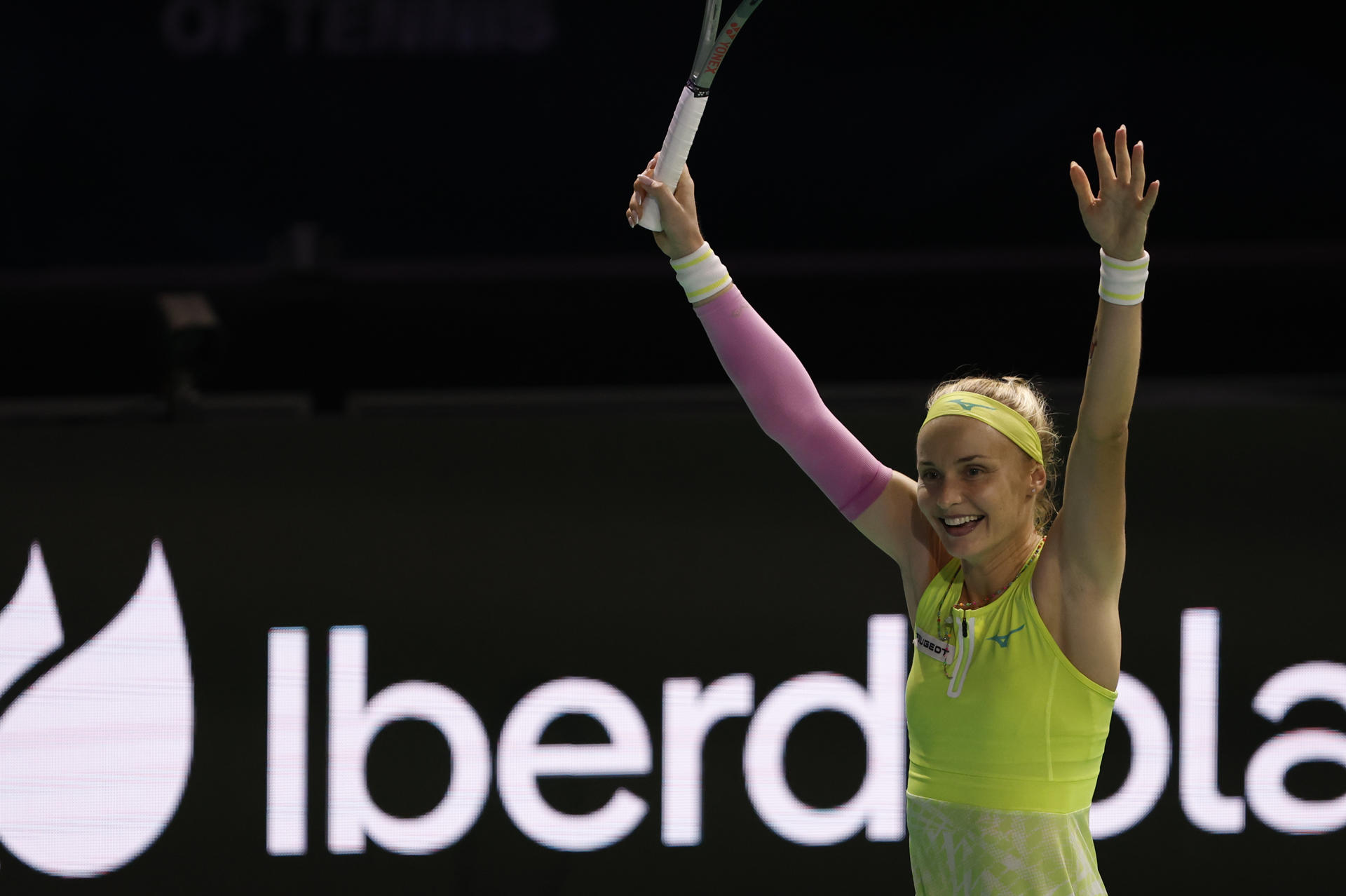 La número uno de Eslovaquia, Rebecca Sramkova, tras ganar el partido contra la número uno de Gran Bretaña y número 24 del mundo, Katie Boulter, en las semifinales de la Copa Billie Jean King femenina de tenis que enfrenta a Gran Bretaña y Eslovaquia este martes en Málaga. EFE/Jorge Zapata
