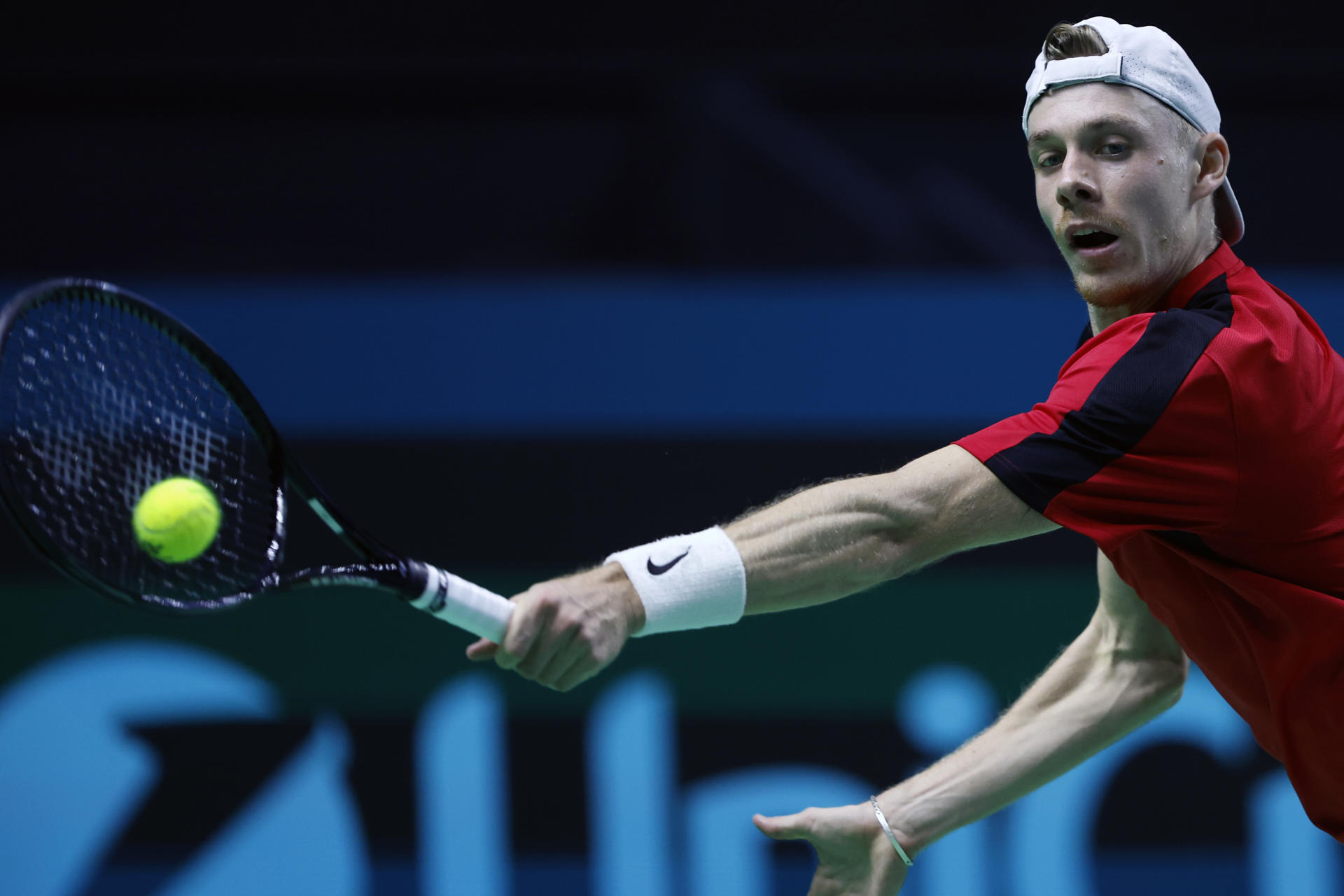 El tenista canadiense Denis Shapovalov, durante el partido contra el alemán Jan-Lennard Struff, este miércoles en la Copa Davis en la que se enfrenta Alemania y Canadá, en el Palacio de los Deportes José María Martín Carpena de Málaga. EFE/Jorge Zapata
