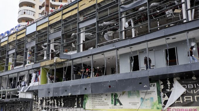 Imagen de un edificio tras un ataque ruso en un área residencial de Járkov, Ucrania, el 4 de noviembre de 2024.EFE/EPA/SERGEY KOZLOV
