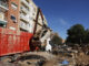 Un camión grúa recoge vehículos en Paiporta (València), este domingo. . EFE/ Jorge Zapata