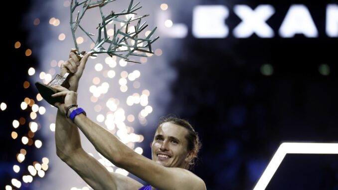 El tenista alemán Alexander Zverev levanta el trofeo tras ganar en la final al francés Ugo Humbert en la final del ATP Paris Masters tennis en Paris, Francia.) EFE/EPA/YOAN VALAT
