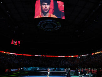 El tenista Rafa Nadal pronuncia unas palabras durante el homenaje que recibe tras el partido de dobles que jugaron los tenistas de España Carlos Alcaraz y Marcel Granollers con la pareja de Países Bajos Wesley Koolhof y Botic Van de Zandschulp, correspondiente a los cuartos de final de la Copa Davis que se disputó en el pabellón Martín Carpena de Málaga. EFE / Jorge Zapata.