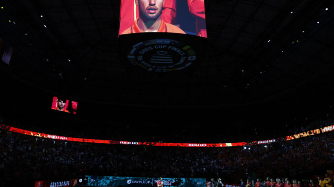 El tenista Rafa Nadal pronuncia unas palabras durante el homenaje que recibe tras el partido de dobles que jugaron los tenistas de España Carlos Alcaraz y Marcel Granollers con la pareja de Países Bajos Wesley Koolhof y Botic Van de Zandschulp, correspondiente a los cuartos de final de la Copa Davis que se disputó en el pabellón Martín Carpena de Málaga. EFE / Jorge Zapata.
